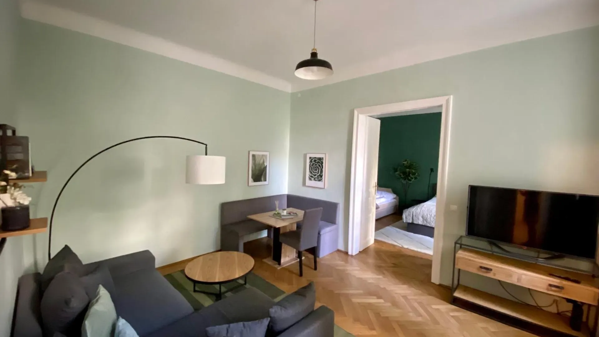 Grosszuegiger Wiener Altbau Gleich Neben Schoenbrunn Vienna