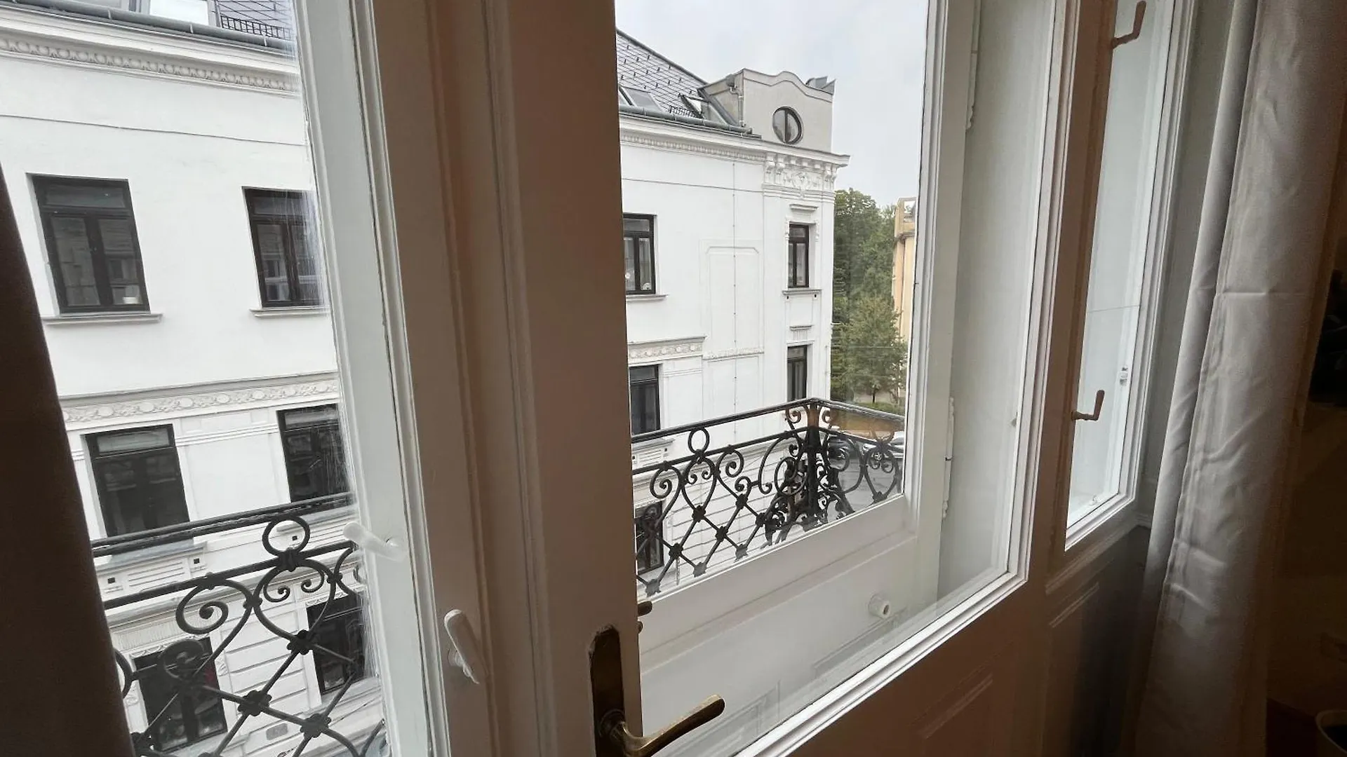 Grosszuegiger Wiener Altbau Gleich Neben Schoenbrunn Vienna